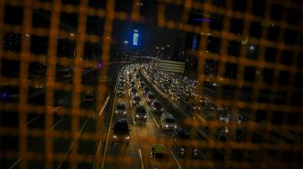 Kendaraan terjebak macet di Jalan Tol Cawang-Grogol, Jakarta, Sabtu (1/5/2021). [ANTARA FOTO/Galih Pradipta]