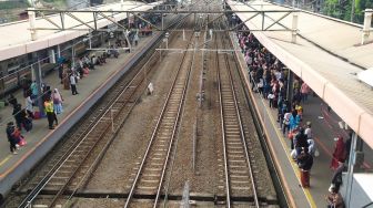 Stasiun Tanah Abang Kembali Layani Naik Turun Penumpang di Sore Hari