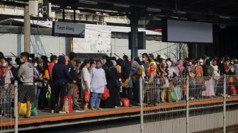 Sejumlah calon penumpang menunggu kedatangan KRL di Stasiun Tanah Abang, Jakarta, Minggu (2/5/2021). [Suara.com/Dian Latifah] 