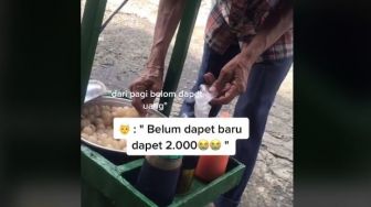 Berjualan dari Pagi, Pendapatan Kakek Pedagang Cilok Ini Bikin Ngelus Dada