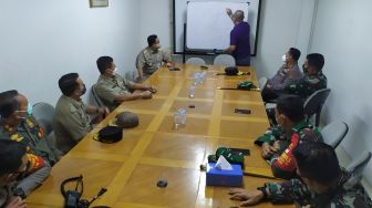 Tinjau Kerumunan Pengunjung, Anies Rapat Mendadak di Pasar Tanah Abang