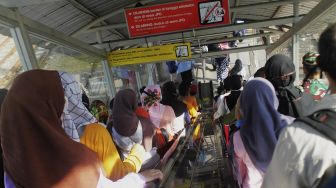 Antrean penumpang KRL memadati Stasiun Tanah Abang, Jakarta, Minggu (2/5/2021). [Suara.com/Dian Latifah]