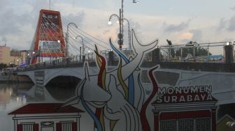 Warga menikmati suasana di Jembatan Sawunggaling, Surabaya, Jawa Timur, Sabtu (1/5/2021). [ANTARA FOTO/Didik Suhartono]