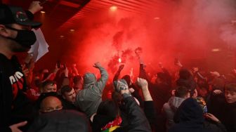 Demo Anti Glazer Memanas di Old Trafford, Laga MU vs Liverpool Tak Jelas