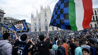 Para suporter Inter Milan memadati Piazza Duomo di Milan merayakan sukses tim kesayangannya meraih Scudetto atau juara Serie A Liga Italia, Minggu (2/5).  Piero CRUCIATTI / AFP