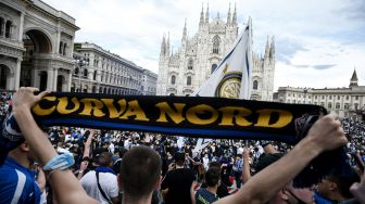 Para suporter Inter Milan memadati Piazza Duomo di Milan merayakan sukses tim kesayangannya meraih Scudetto atau juara Serie A Liga Italia, Minggu (2/5).  Piero CRUCIATTI / AFP