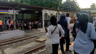 Penumpang KRL di Stasiun Karet Makin Banyak, Petugas: Keluar Ambil Kiri!