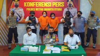 Suasana saat rilis kasus narkoba yang menjerat vokalis band Deadsquad Daniel Mardhany dan mantan Drummer band Deadsquad, Auliya Akbar di Polres Metro Jakarta Utara, Senin (3/5/2021). [Suara.com/Alfian Winanto]