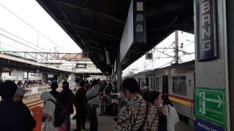 Turun di Stasiun Karet Imbas Keramaian Tanah Abang, Penumpang: Jadi Muter-muter