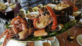 Makan Seafood Bareng Keluarga di Restoran, Ekspresi Ibu Ini saat Makanan Dituang ke Meja Jadi Sorotan