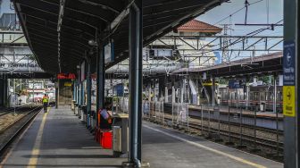 Suasana Stasiun Tanah Abang pascarekayasa perjalanan KRL di Jakarta, Senin (3/5/2021).  ANTARA FOTO/Galih Pradipta