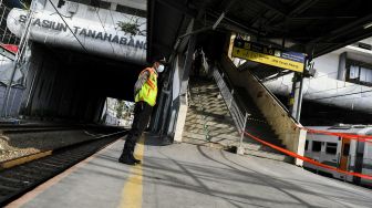 Suasana Stasiun Tanah Abang pascarekayasa perjalanan KRL di Jakarta, Senin (3/5/2021).  ANTARA FOTO/Galih Pradipta