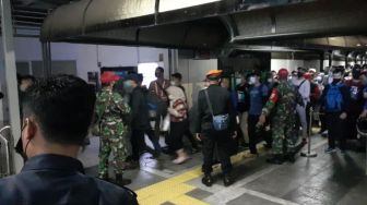 Stasiun Tanah Abang Ditutup Pukul 15.00-19.00 WIB, Penumpang: Terganggulah