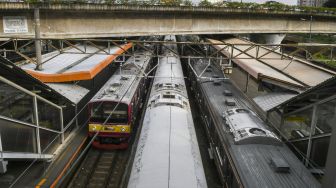 Suasana Stasiun Tanah Abang pascarekayasa perjalanan KRL di Jakarta, Senin (3/5/2021).  ANTARA FOTO/Galih Pradipta