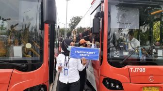 Stasiun Tanah Abang Ditutup, Penumpang KRL Gratis Naik Bus Transjakarta