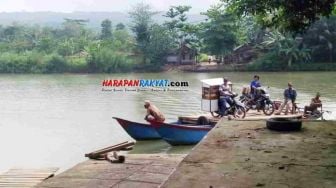 Hindari Penyekatan, Pemudik yang Mau ke Jateng Pilih Seberangi Sungai Citanduy Pakai Rakit