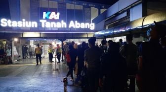 Berjubel Parah! Antrean di Stasiun Tanah Abang Mengular hingga 50 Meter