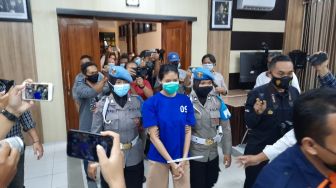 FOTO: Polisi Ungkap Wanita Pemberi Sate Sianida yang Tewaskan Bocah SD