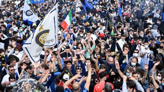 Para suporter Inter Milan memadati Piazza Duomo di Milan merayakan sukses tim kesayangannya meraih Scudetto atau juara Serie A Liga Italia, Minggu (2/5).  Piero CRUCIATTI / AFP