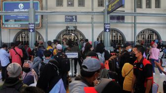 Suasana di Stasiun Pasar Senen, Jakarta, Selasa (4/5/2021).  [Suara.com/Dian Latifah]