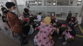 Sejumlah calon penumpang menunggu kedatangan bus di Terminal Pulo Gebang, Jakarta Timur, Selasa (4/5/2021). [Suara.com/Angga Budhiyanto]