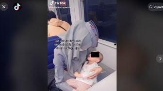 Viral Pramugari Kereta Api Asuh Bayi Penumpang yang Sakit, Aksinya Dipuji