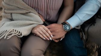 5 Cara Menghibur Pasangan saat Dia Berada di Kondisi Sulit