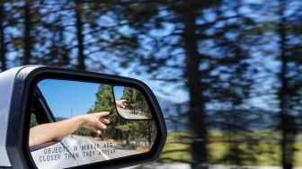 Cara Mengatur Spion Mobil yang Tepat untuk Hindari Blind Spot