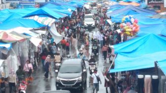 Pengunjung Pasar Raya Padang Membludak, Sebagian Tak Pakai Masker