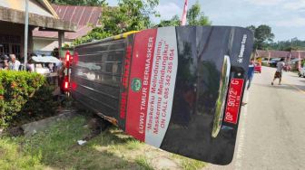 Gusrakk! Ambulans Terbalik di Luwu Timur, Jenazah Terlempar ke Luar