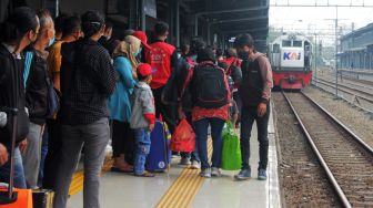 Senin Hari Ini, 2.100 Pemudik Balik ke Jakarta Pakai Kereta Api