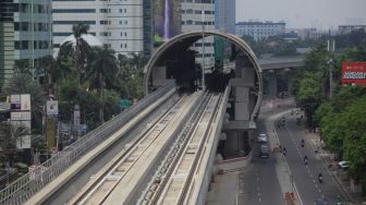Tinjau Pembangunan LRT Jabodebek, Jokowi: Sudah 84,7 Persen