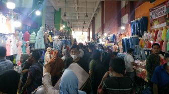 Situasi Pasar Tanah Abang: di Dalam Sepi, Bagian Luar Tak Bisa Jaga Jarak