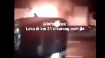 Pecah Ban Lalu Terguling, Mobil Pick Up Terbakar di Tol Jakarta-Cikampek