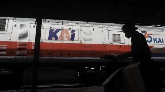 Siluet pekerja mengemas sepeda motor sebelum dikirim via jasa ekspedisi kereta api di Jalan Bungur Raya, Senen, Jakarta, Selasa (4/5/2021). [Suara.com/Angga Budhiyanto]
