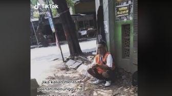 Meski Digusur, Tukang Parkir Ini Setia Tunggu Kendaraan Singgah