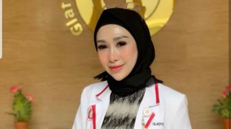 Baru Seminggu, Gemasnya Gaya Anak Reza Gladys Pakai Sandal Jepit di Pemotretan