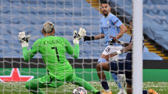 Gelandang Manchester City Riyad Mahrez (tengah) mencetak gol pembuka selama pertandingan leg kedua semifinal Liga Champions antara Manchester City melawan Paris Saint-Germain (PSG) di Stadion Etihad, Rabu (5/5/2021) dini hari WIB. Paul ELLIS / AFP
