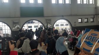 Ingat! Mulai Hari Ini Stasiun Senen Tak Lagi Layani Penumpang Mudik