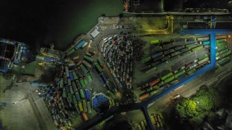 Foto udara kendaraan pemudik tujuan Sumatera antre memasuki kapal Roro di Pelabuhan Merak, Banten, Rabu (5/5/2019) dini hari.  ANTARA FOTO/Galih Pradipta
