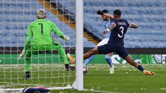 Gelandang Manchester City Riyad Mahrez (tengah) mencetak gol pembuka selama pertandingan leg kedua semifinal Liga Champions antara Manchester City melawan Paris Saint-Germain (PSG) di Stadion Etihad, Rabu (5/5/2021) dini hari WIB. Paul ELLIS / AFP
