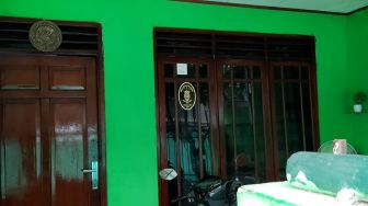 Rumah Rusdi Karepesina Tertempel Stiker Negara Kekaisaran Sunda Nusantara