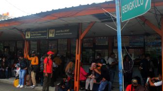 Calon pemudik menunggu kedatangan Bus di Terminal Kalideres, Jakarta, Rabu (5/5/2021).  [Suara.com/Dian Latifah]

