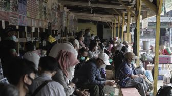 Sejumlah calon penumpang menunggu bus di Terminal Lebak Bulus, Jakarta, Rabu (5/5/2021). [Suara.com/Angga Budhiyanto]