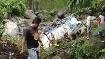 Truk Bermuatan Susu Terjuni Sungai Dekat Sitinjau Laut Padang, Sopir Luka