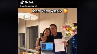 Unik! Dua Tahun Pacaran, Pasangan Ini Malah Tukaran Kado Jurnal dan PPT