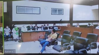 Tak Sudi Onar Disamakan dengan Kata Resah, Rizieq Bawa-bawa KBBI di Sidang