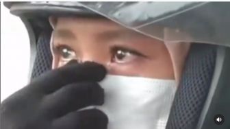 Viral Pemotor Wanita Nangis Minta Diperbolehkan Mudik, PHK Jadi Sebabnya