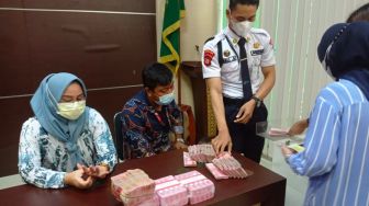 Usai Serahkan Rp 2 M, Tersangka Korupsi Jalan Cor Serahkan Uang Rp 200 Juta