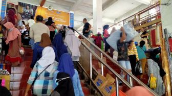 Berburu Baju Lebaran, Warga Padati Pusat Pasar Medan